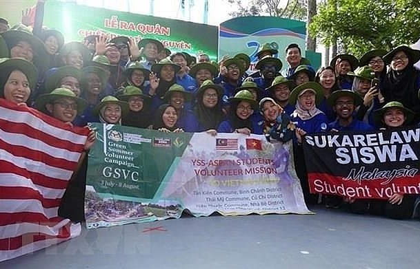 Malaysian students join volunteer campaign in HCM City