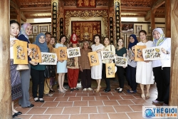 Nhóm Phụ nữ Cộng đồng ASEAN tại Hà Nội tìm hiểu và trải nghiệm văn hóa làm tranh Đông Hồ