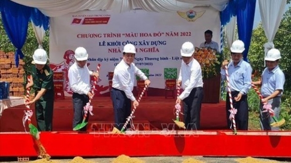 Gifts to policy beneficiaries and invalids in Binh Phuoc, Da Nang