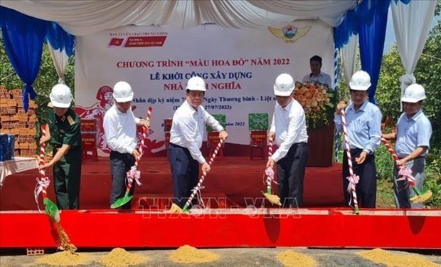 Gifts to policy beneficiaries, invalids, heroic mothers in Binh Phuoc, Da Nang