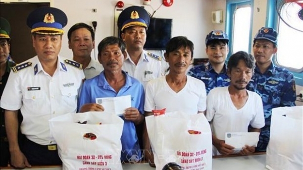 Vietnam Coast Guard ship brings four rescued fishermen to land