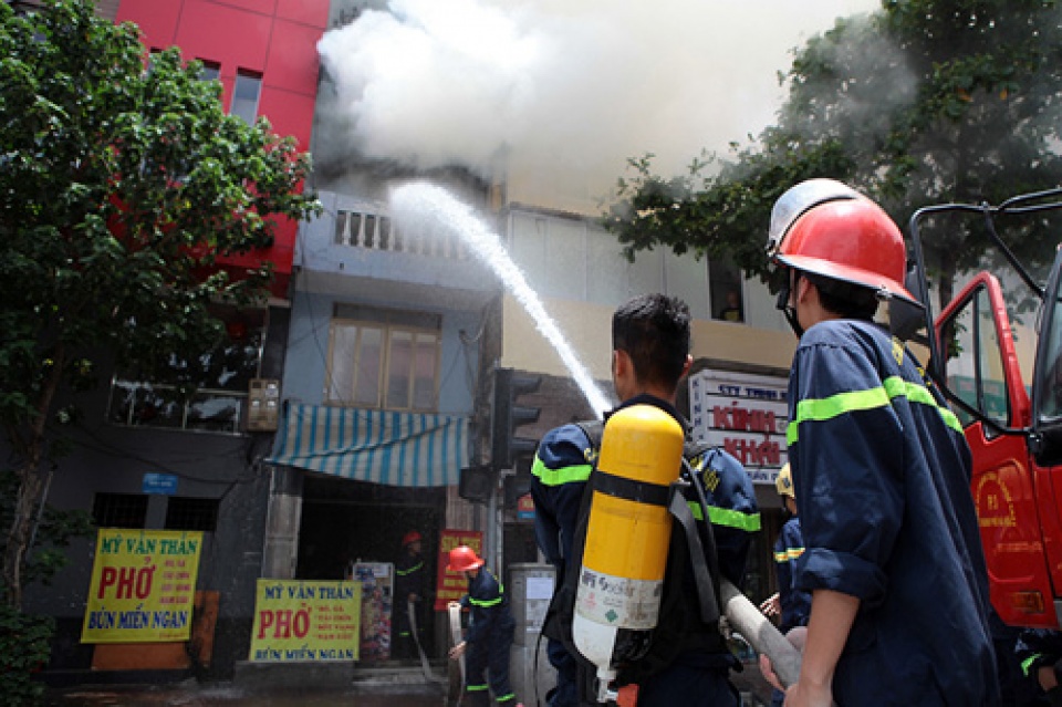 chay nha 4 tang o ha noi ca khu pho nao loan