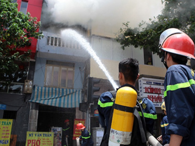 Cháy nhà 4 tầng ở Hà Nội, cả khu phố náo loạn