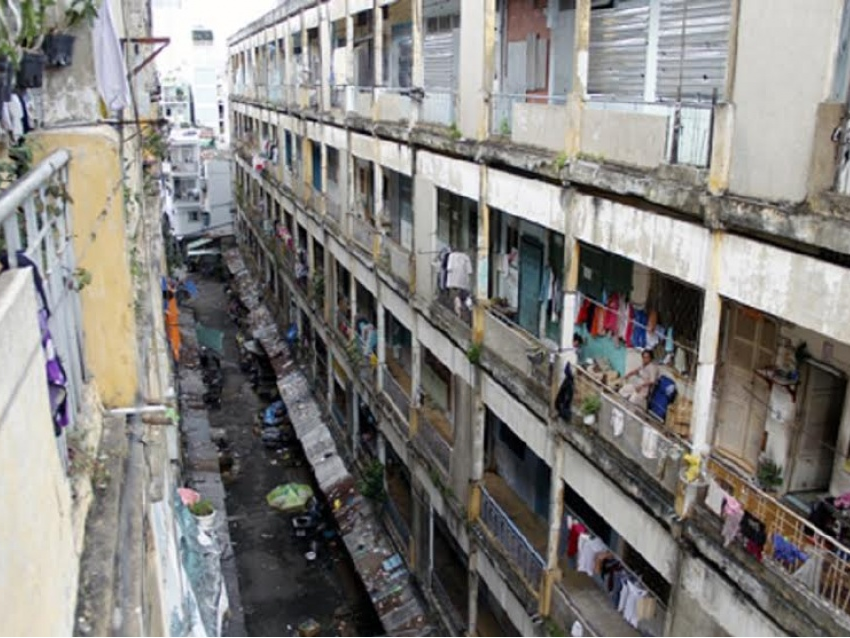 Phá dỡ chung cư sắp sập ở trung tâm TP. Hồ Chí Minh