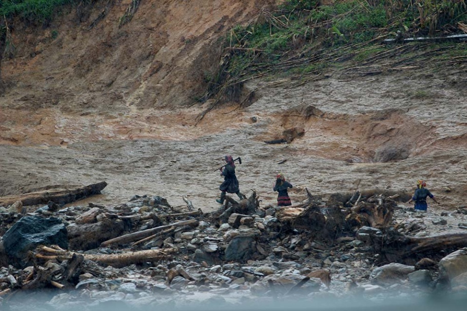 vietnamese embassy in laos supports flood victims at home