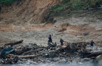 Vietnamese Embassy in Laos supports flood victims at home