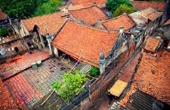 Traditional and French-style architecture in Cu Da village