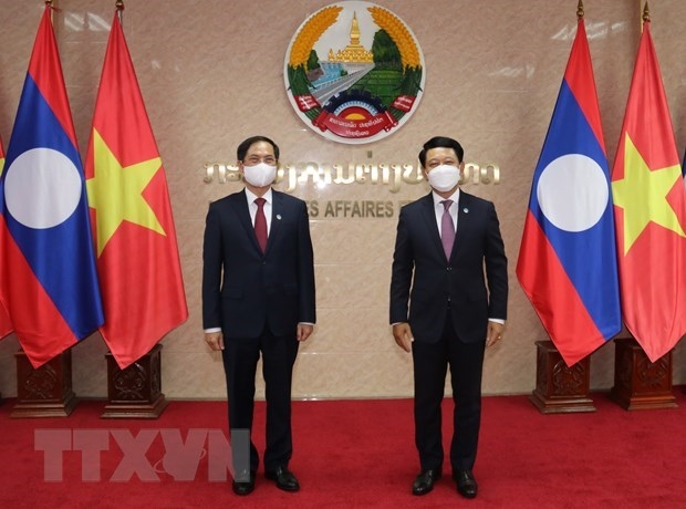 Vietnamese, Lao ministries, commissions forge cooperation