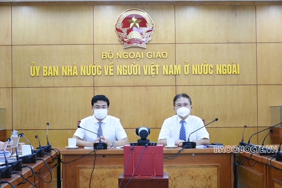 Thứ trưởng Ngoại giao Phạm Quang Hiệu, Chủ nhiệm Ủy ban Nhà nước về người Việt Nam ở nước ngoài (trái) phát biểu khai mạc Hội thảo.