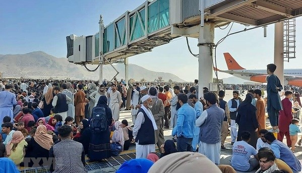 Afghanistani people gather at an airport of Afghanistan after the Taliban captures Kabul capital (Photo: AFP