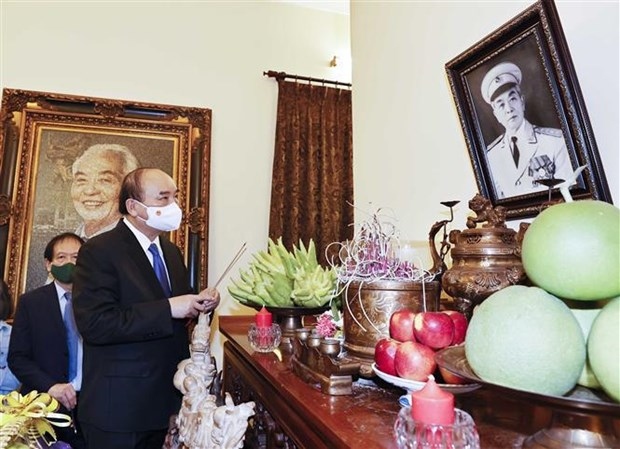 President offers incense to Gen. Vo Nguyen Giap