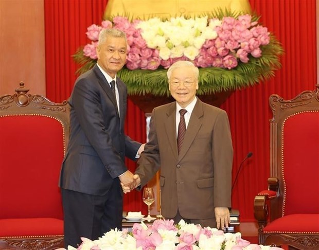 Party General Secretary receives Lao official