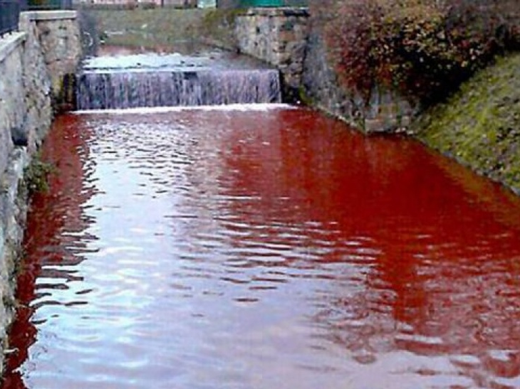 Những dòng sông "bỗng dưng" đỏ như máu