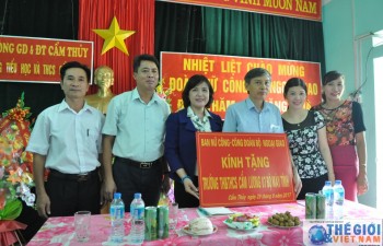 Ban Nữ công Bộ Ngoại giao chia sẻ khó khăn cùng học sinh ở Thanh Hóa