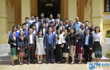 Trợ lý Bộ trưởng Bộ Ngoại giao tiếp thân mật Đoàn cán bộ đối ngoại Lào