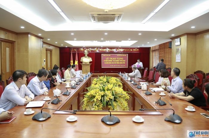 le trao tang ky niem chuong vi su nghiep tuyen giao va bang khen cua thu tuong chinh phu