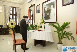 Thứ trưởng Ngoại giao Nguyễn Quốc Dũng ghi sổ tang viếng nguyên Tổng thống Ấn Độ