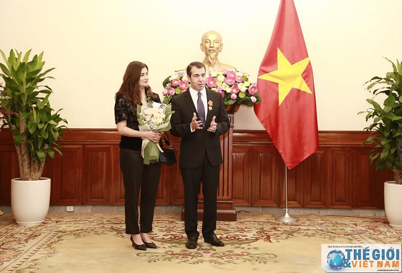 thu truong ngoai giao to anh dung trao tang huan chuong huu nghi cho dai su azerbaijan