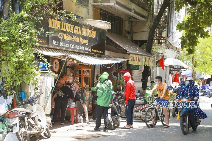 COVID-19: Hanoi permits motorbike shippers to operate from 9am to 8pm