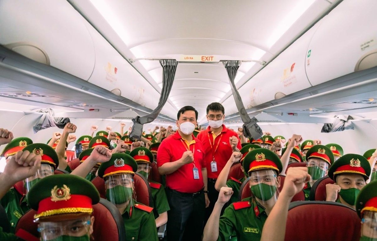 Vietjet flies nearly 1,000 policemen to support HCM City’s COVID-19 fight