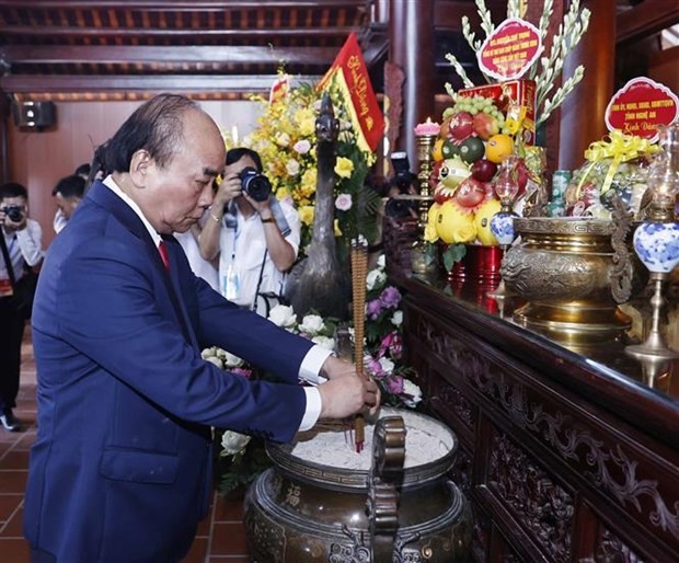 Leaders pay tribute to late Party General Secretary Le Hong Phong