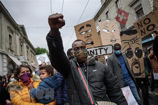 Biểu tình phản đối phân biệt chủng tộc tại Geneva, Thụy Sĩ. (Ảnh: AFP