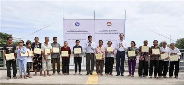 Charitable houses presented to poor households along Vietnam-Cambodia border