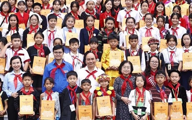 President meets outstanding children from ethnic groups