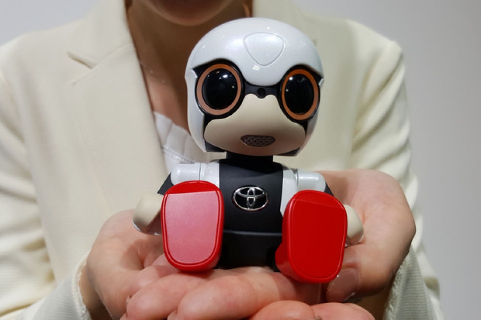 robot kirobo mini ban dong hanh cho nguoi lai xe