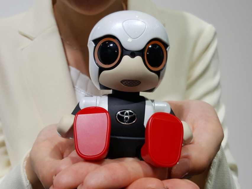 Robot Kirobo Mini - bạn đồng hành cho người lái xe