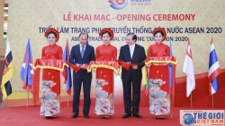 Khai mạc Triển lãm Trang phục truyền thống các nước ASEAN