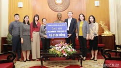 Liên hiệp các tổ chức hữu nghị Việt Nam trao tiền ủng hộ đồng bào vùng lũ lụt miền Trung