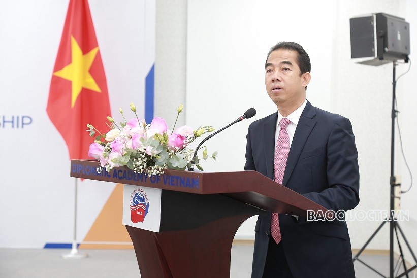 Thứ trưởng Ngoại giao Tô Anh Dũng phát biểu tại Tọa đàm. (Ảnh: Trung Hiếu)