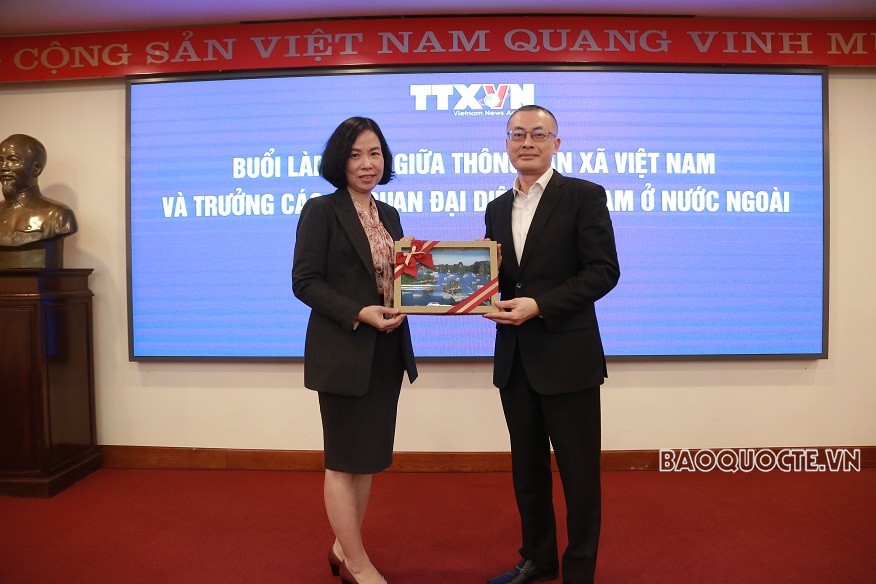 Đoàn Trưởng Cơ quan đại diện Việt Nam ở nước ngoài làm việc tại Thông tấn xã Việt Nam