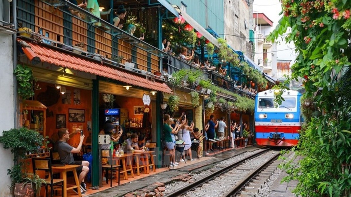 Authority maintains tough stance on safety violations on Hanoi’s “railway café street”