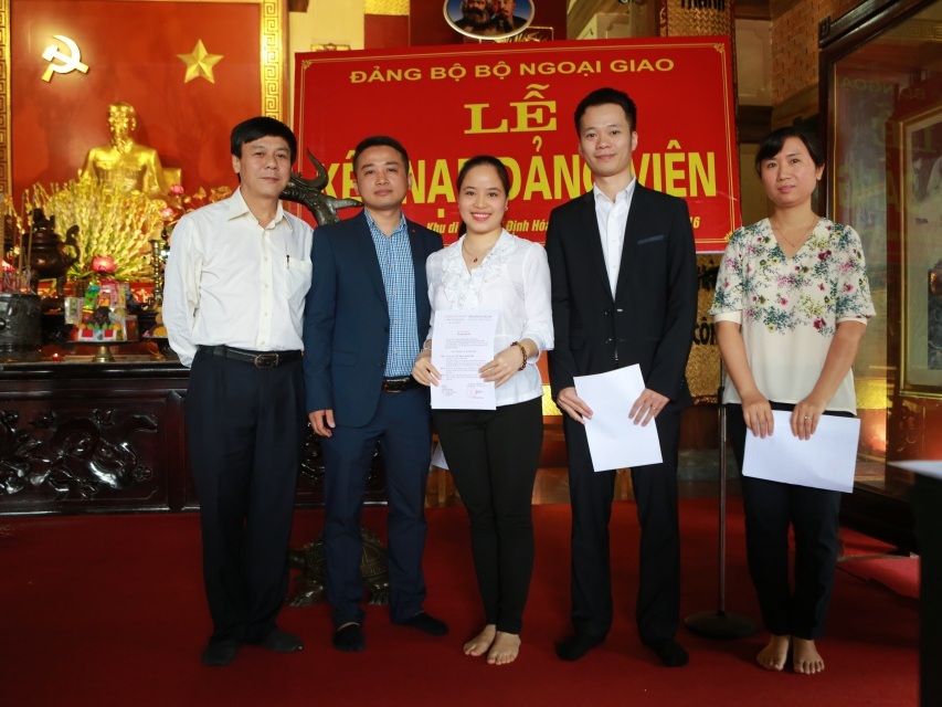 Đảng ủy Bộ Ngoại giao kết nạp đảng viên mới tại ATK Định Hóa