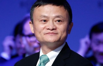 Billionaire Jack Ma talks with Vietnamese students