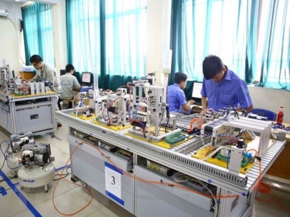 nearly 116700 vietnamese workers sent abroad in 10 months