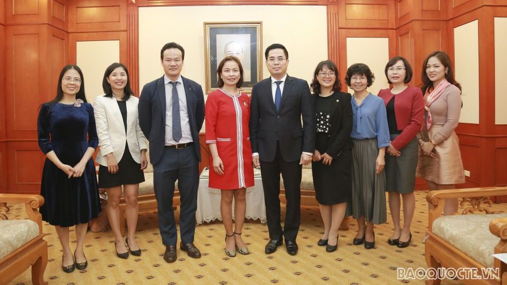 Bộ Khoa học và Công nghệ trao Kỷ niệm chương cho Đại sứ Trần Thị Hoàng Mai