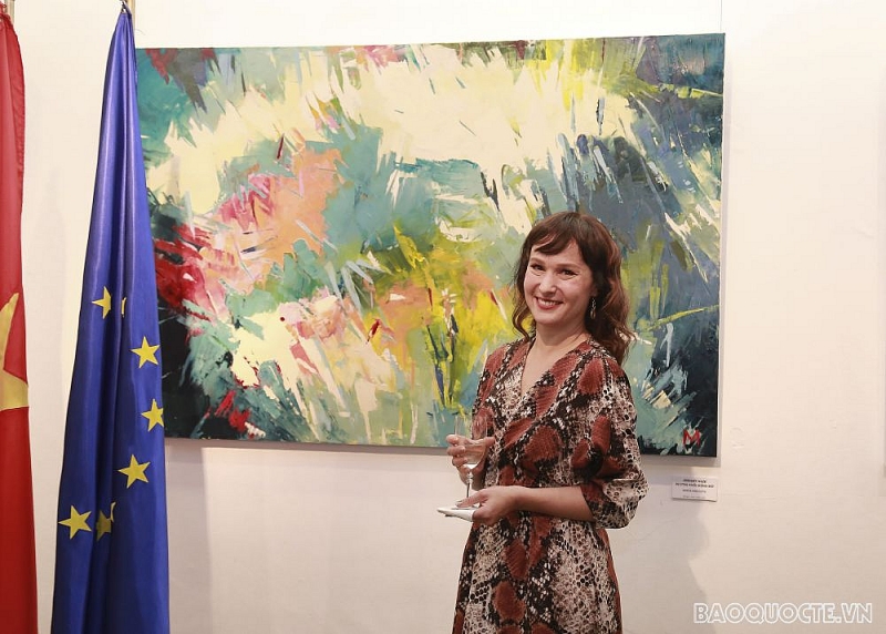 Thứ trưởng Bộ Ngoại giao Tô Anh Dũng dự khai mạc triển lãm tranh của nữ họa sĩ Ba Lan