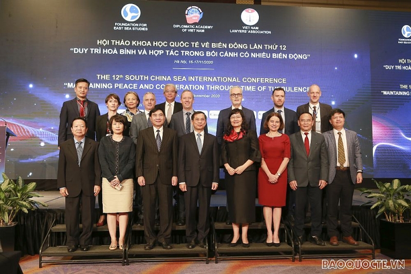 Các đại biểu chụp ảnh lưu niệm tại Hội thảo quốc tế Biển Đông. (Ảnh: Trung Hiếu)