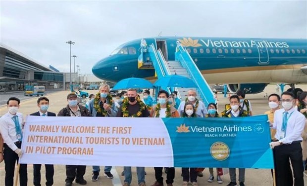 Vietnam to resume int’l commercial flights, apply vaccine passports soon