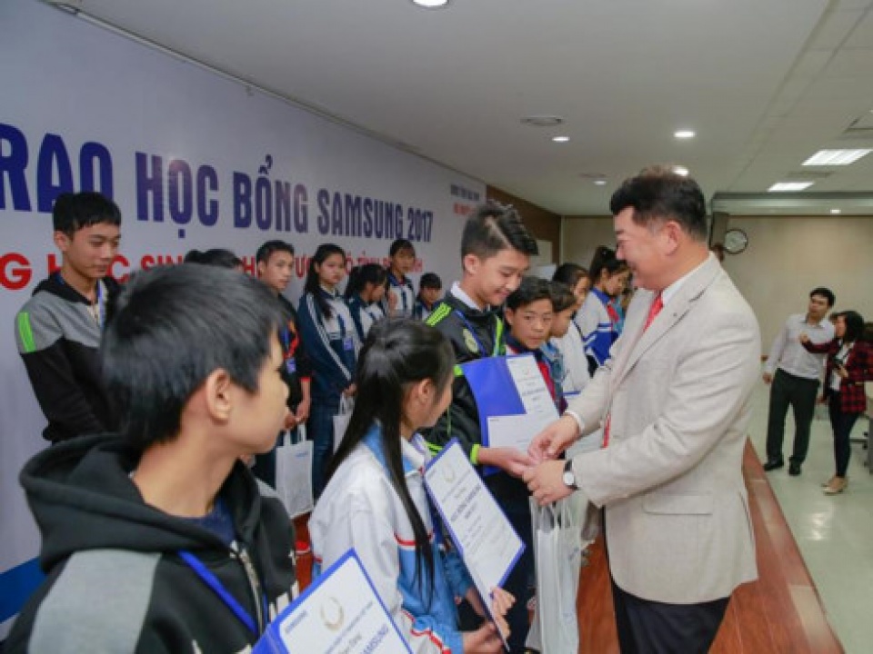 vietnamese students enjoy 600 samsung scholarships