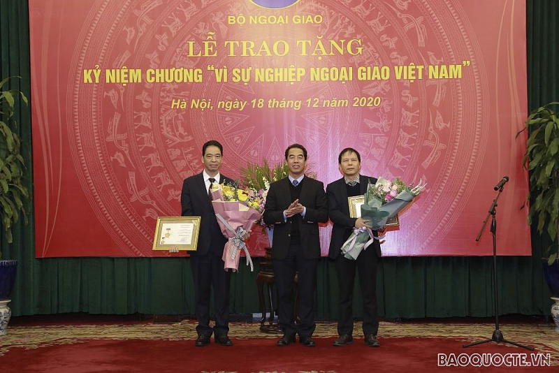 Bộ Ngoại giao trao tặng Kỷ niệm chương Vì sự nghiệp Ngoại giao Việt Nam