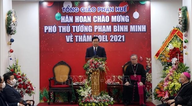 Deputy PM Pham Binh Minh offers Christmas greetings to Catholics in Hue