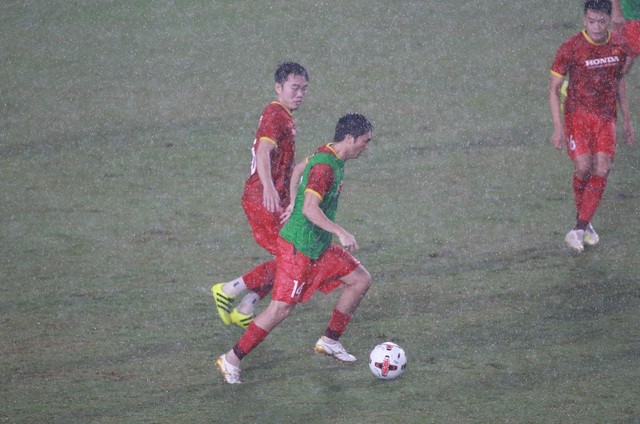 Hai tiền vệ Tuấn Anh và Xuân Trường tập luyện dưới mưa to.