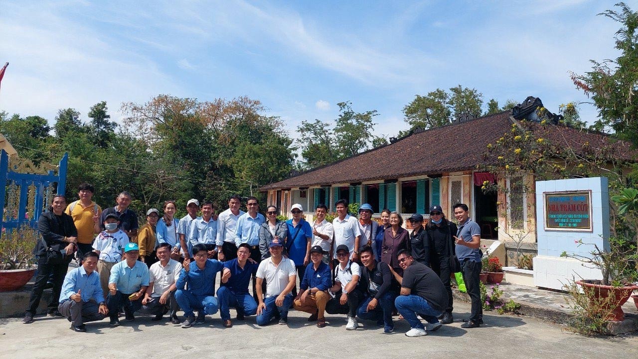 Đoàn du khách tham quan nhà Trăm Cột tại xã Long Hựu Đông, huyện Cần Đước, Long An