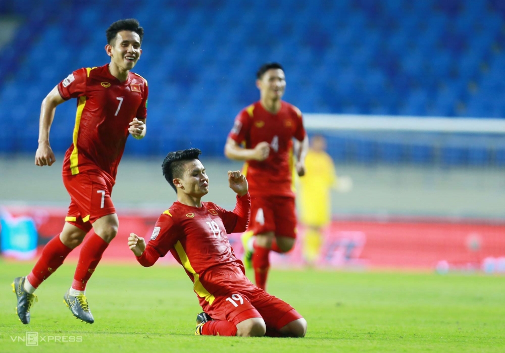 Một tin vui dành cho các cầu thủ và người hâm mộ Việt Nam, vì đội tuyển nước nhà đã giành chiến thắng trong cuộc đối đầu với đối thủ Malaysia. Hãy xem hình ảnh để cảm nhận niềm hạnh phúc và niềm tự hào của đất nước trong chiến thắng đầy cảm xúc này.