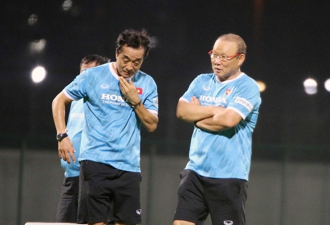 HLV Park Hang Seo trao quyền chỉ đạo cho trợ lý Lee Young Jin trong trận gặp UAE. (Ảnh Dân trí)