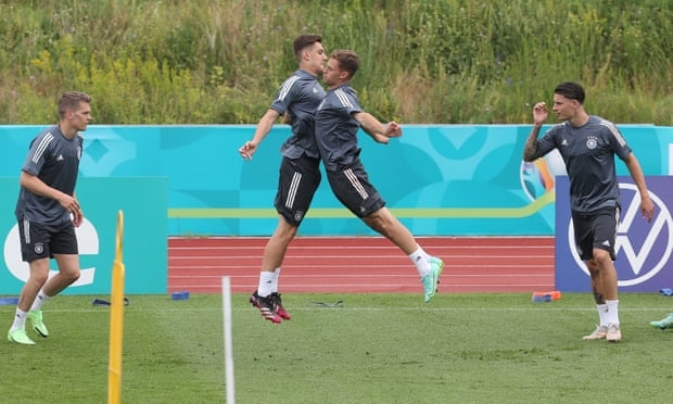Matthias Ginter, Florian Neuhaus, Joshua Kimmich và Robin Koch trong chuyến tập huấn của Đức. (Ảnh Alexandra Beier) 